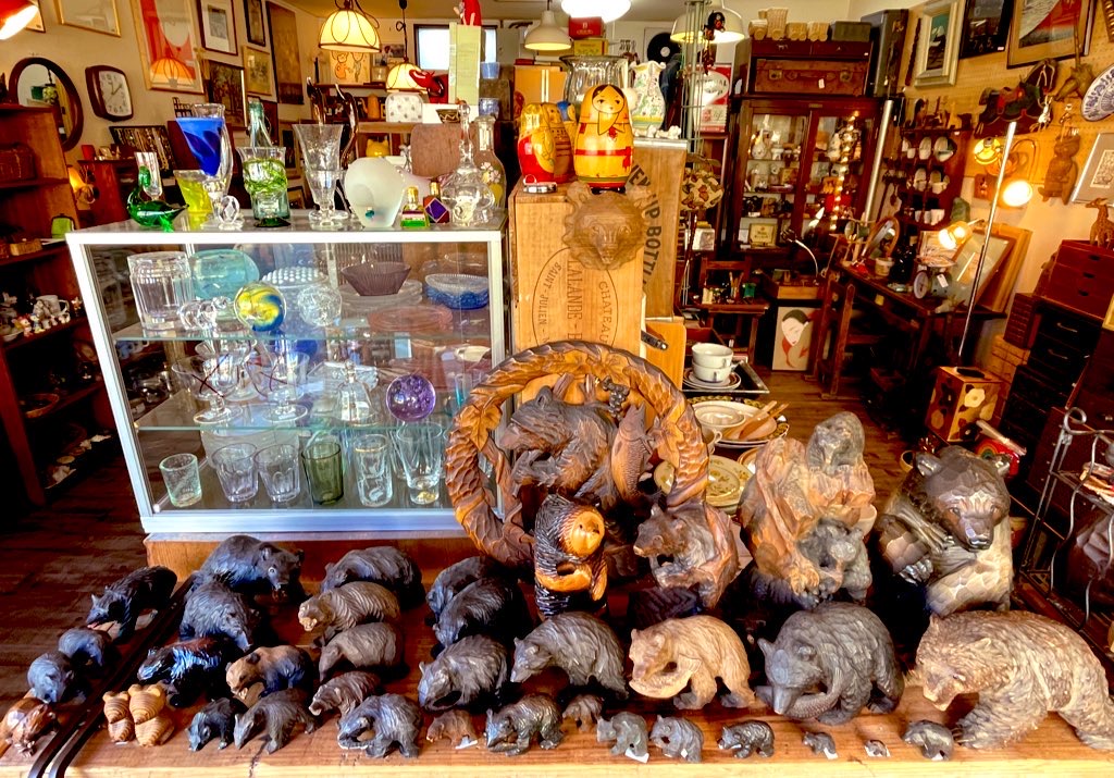 木彫りの熊、たくさん展示、販売しています。
