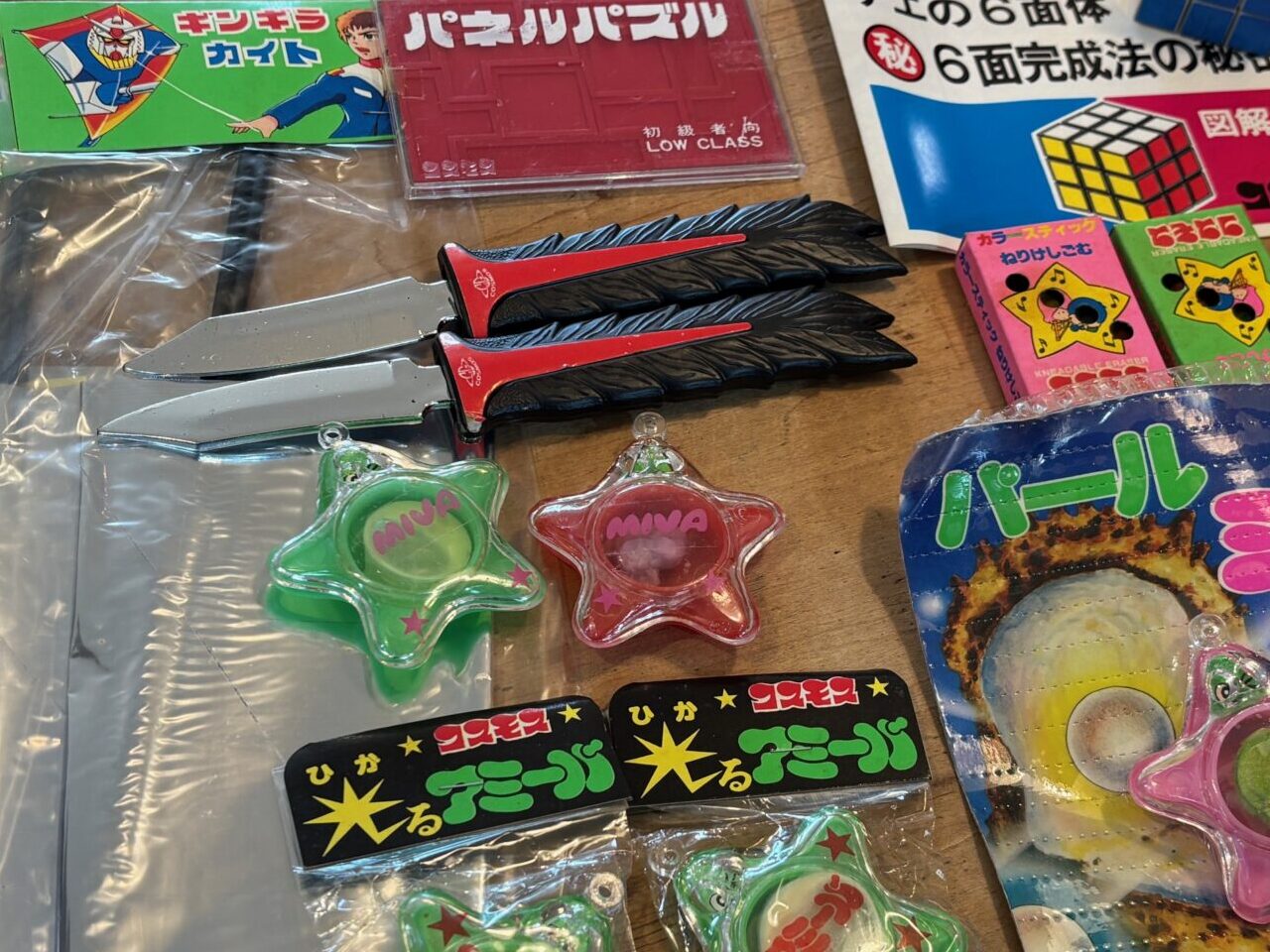 東京都練馬区にお住いのお客様にご実家の売却に伴い不要になった昭和50年代から昭和60年代ごろのガチャガチャ玩具を出張買取でお売りいただきました。こちらのご実家では以前商店を営んでいらしたとのことで、その時の在庫であるコスモス製の駄玩具、景品、おもちゃなどが眠っていました。もともとのご依頼は食器や贈答品がメインでお声がけしていただいたのですが、こちらの玩具たちの方が貴重で需要があるお品でしたので高価買取させていただきました。その他にも昭和レトロのグラスや当時の販促品など貴重なものをたくさんお譲りいただきました。この度は貴重なお品物をお譲りくださり誠にありがとうございます。またのご利用をお待ちしております。
