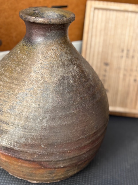 古道具屋ひねもす道具店では現在、骨董品、古美術品を買取強化中です。鎌倉、室町、安土桃山、江戸、明治、大正などあらゆる時代の骨董品が対象です。
壺、漆芸、仏像、掛軸、絵画、茶器、刀剣、武具、鉄瓶、書道具、中国関連などの骨董品、古美術品は高価買取が期待できます。