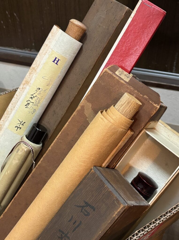 古道具屋ひねもす道具店ではカセットテープのお取り扱いはもちろん、様々なお品物、お店で展示販売できないようなお品物でも国内・海外にて需要のあるお品物でしたら積極的にお取り扱いしております。
書道具、掛軸、お茶道具、仏教美術、古いお酒、甲冑、楽器、オーディオ、鉄道模型、ブランド品、アクセサリーなどは店頭にはあまり展示してありませんが、高価買取可能なお品物になります。
当店が買取したお品物の行く先はお店での小売販売だけでなく、業者市場、海外輸出、美術品オークション、ネットオークションなどがあり、お譲り頂いた様々なお品物を廃棄することなく国内外へ橋渡しできます。
遺品整理や実家の片付け、リフォーム、引っ越しなどでご不要になった古いものがありましたら、お気軽にご相談ください。出張買取または店頭買取にお売りいただけます。遠方のご実家への出張買取などもしておりますのでお声がけください。(お品物の内容によってはお伺いできない場合もございます。)