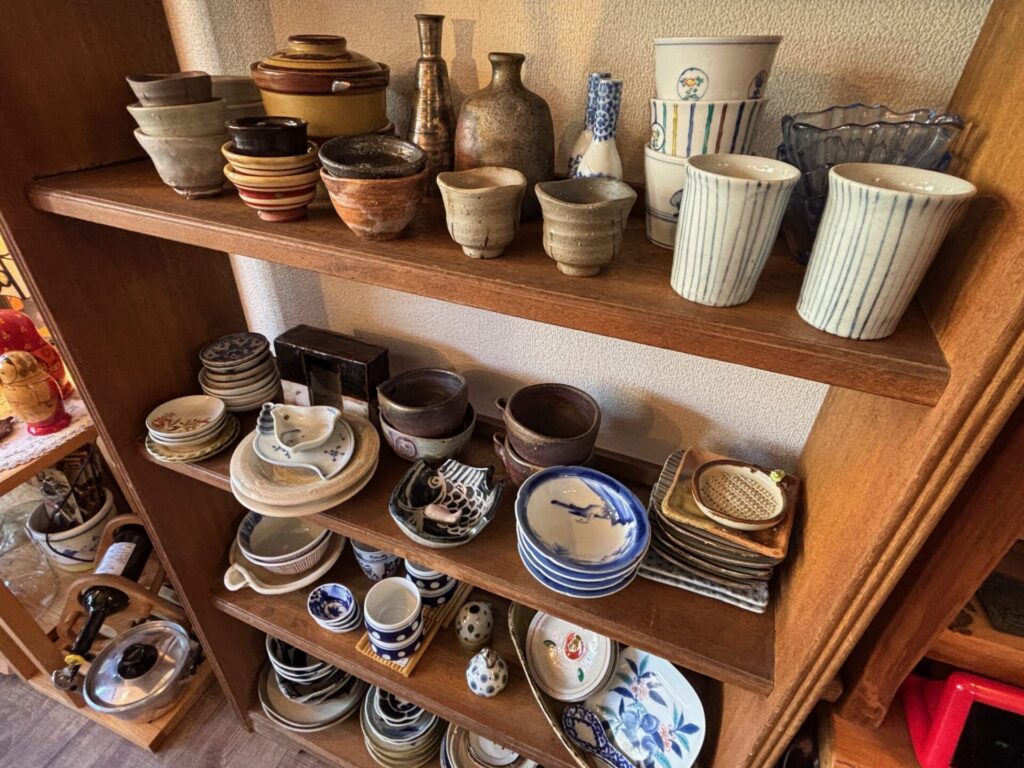 東京都杉並区にある古道具屋ひねもす道具店では現在和食器・ガラス食器・茶器の買取を強化中です。
小鹿田焼、小石原焼、常滑焼、萬古焼(万古焼)、備前焼、物故作家物、現代作家物、古染付、古伊万里、初期伊万里、古九谷、鍋島、柿右衛門、今右衛門、源右衛門、片口、ぐい吞み、煎茶器、酒器、小皿、小鉢、蕎麦猪口、江戸切子、薩摩切子など各種お取り扱い可能です。